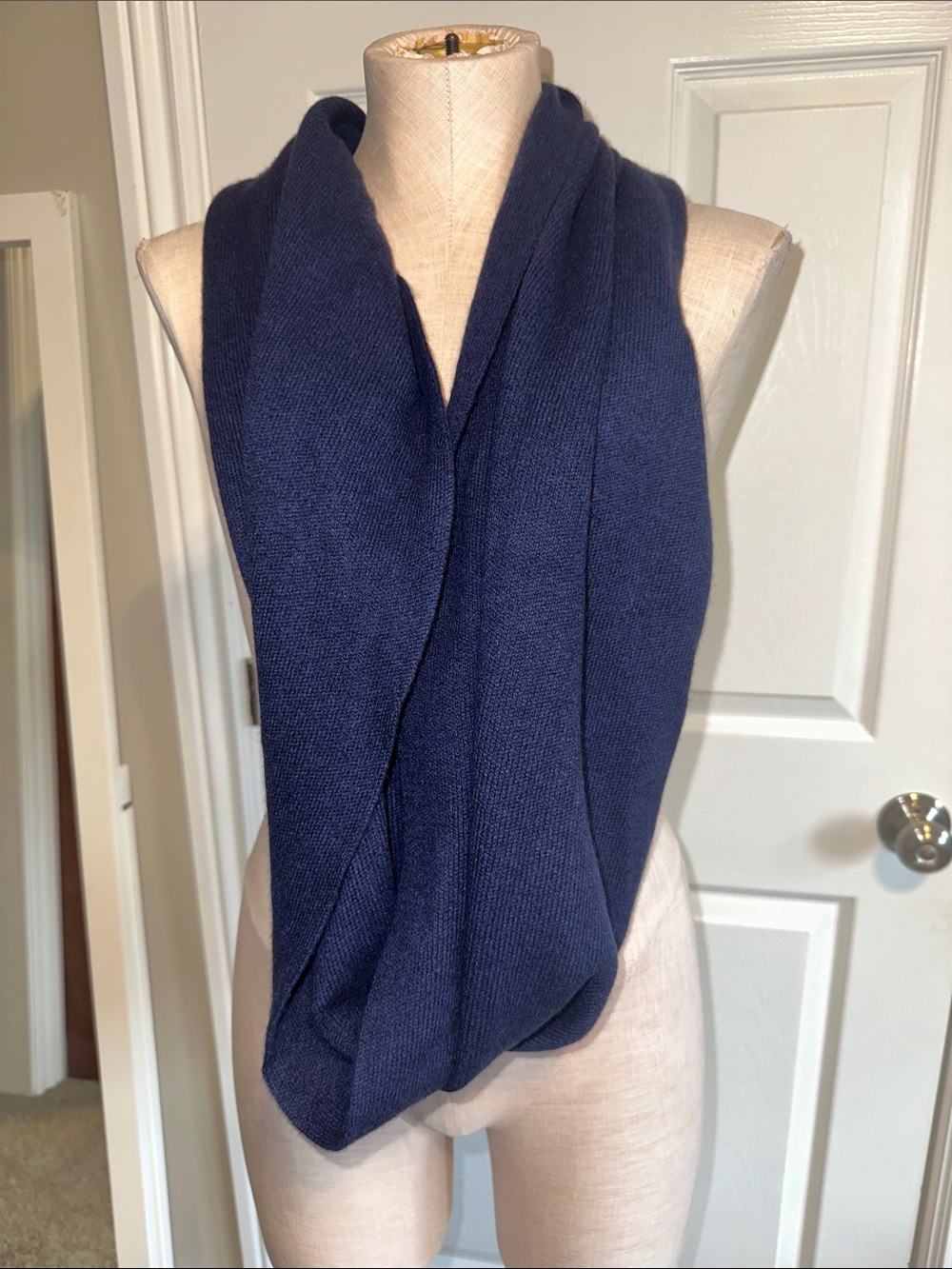Deane & White 100% Cashmere Navy 
Scarf